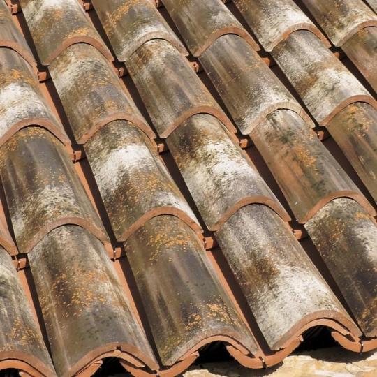 antikvarny kralovsky skridla stredomorsky stresny kryt klasicka talianska toskanska brat sestra pokrytie keramicka coppo strecha fbm rustikalna strecha skridle vidiecka balaton chata lameridiana budapest (1).jpg